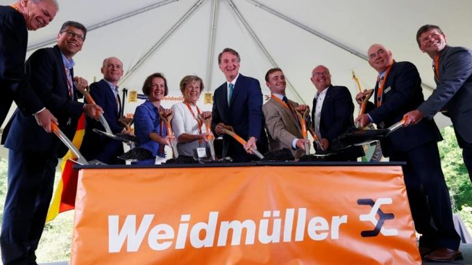 Weidmuller ribbon cutting